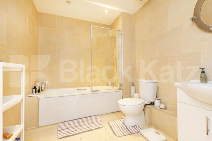 Luxury 2 bed within a modern devlopment,car park space & close to shops.  Montague Close, High Barnet